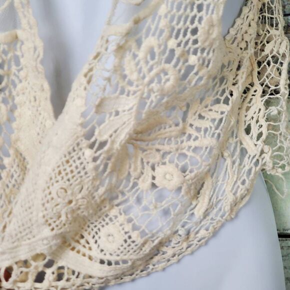 Vivid Collection of NY Women’s Ivory Crochet Lace Vest Large Boho Festival Top - Picture 5 of 11